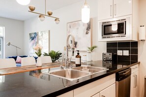 Private kitchen - Downtown 3B/2.5B Private-Entry Urban Townhome (Vancouver)