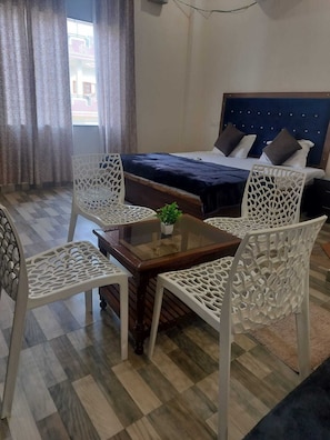 Family Room | Rollaway beds, free WiFi, bed sheets - Hotel Pilgriims (Varanasi)