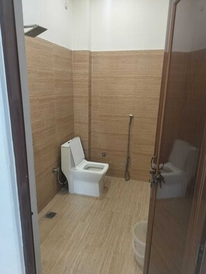 Shower, free toiletries, bathrobes, slippers - Hotel Pilgriims (Varanasi)