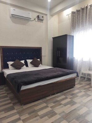 Deluxe Room | Rollaway beds, free WiFi, bed sheets - Hotel Pilgriims (Varanasi)