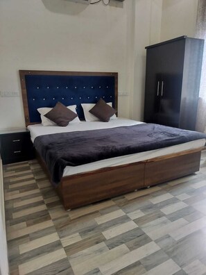 Deluxe Room - Hotel Pilgriims (Varanasi)