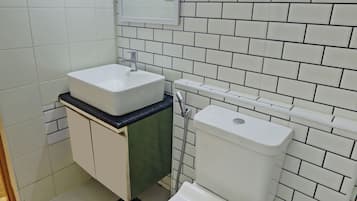 Deluxe dubbelrum | Badrum | Dusch, handdukar, tvål och toalettpapper