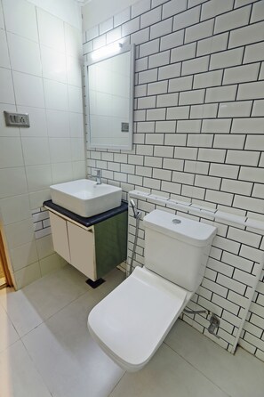 Deluxe Double Room | Bathroom - SUN STAYZ INN (Chennai)