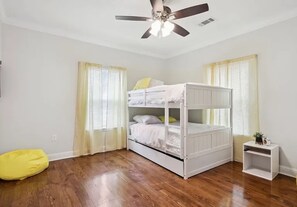 2 bedrooms, iron/ironing board, WiFi, bed sheets - Fantastic 2-bedroom townhome with in New Orleans (New Orleans)