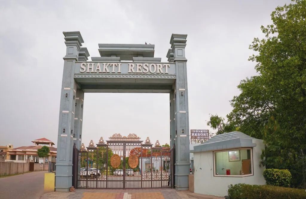 De toegangspoort van Shakti Resort, met een goed zicht op de poort en de naam van het resort.