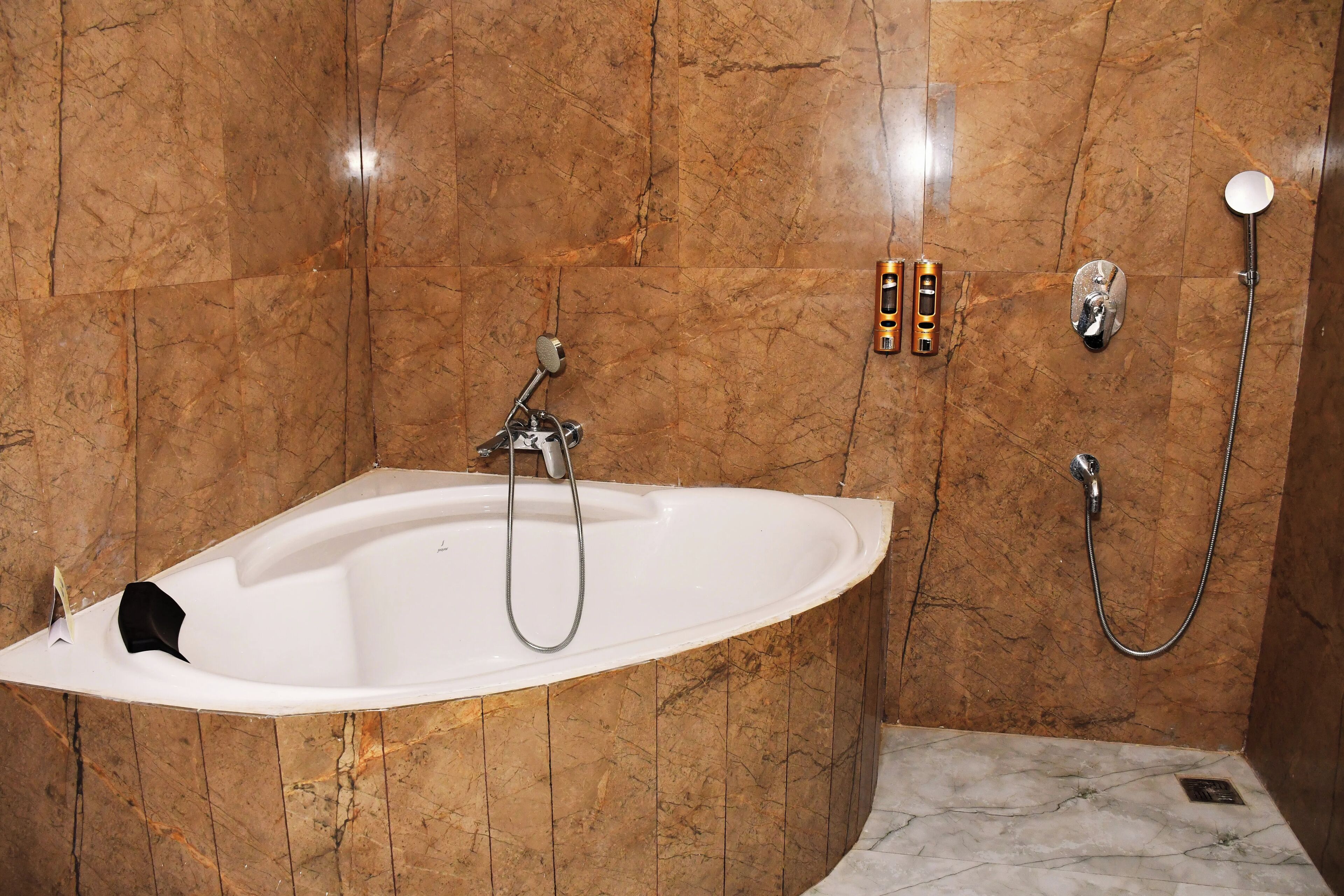 Studio Suite, Garden View | Bathroom | Towels, soap, shampoo, toilet paper