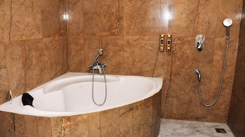 Studio Suite, Garden View | Bathroom | Towels, soap, shampoo, toilet paper