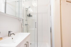 Appartamento Basic | Bagno | Doccia, set di cortesia gratuito, asciugacapelli, asciugamani