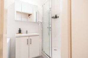 Basic Apartment | Bathroom - Comfy 2BR Apartment for 5 Guests (Vienna)