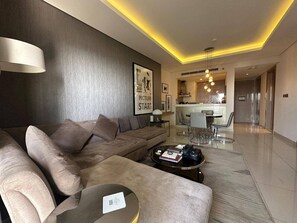 TV - 1BR with Burj Khalifa View in Paramount Hotel (Dubai)