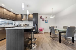 雪櫃、微波爐、焗爐、爐具