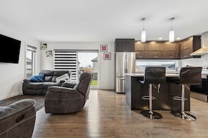 Interior - Enjoy a bright, inviting interior with comfort (Outaouais)