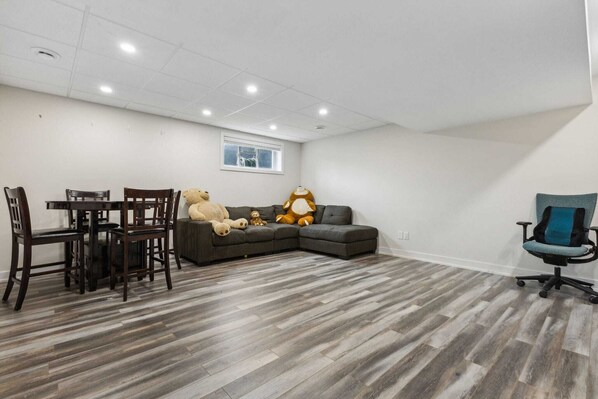 Interior - Enjoy a bright, inviting interior with comfort (Outaouais)