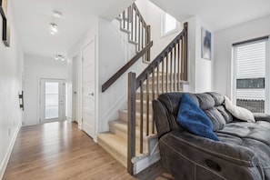 Interior - Enjoy a bright, inviting interior with comfort (Outaouais)