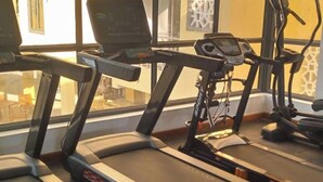 A gym with treadmills and exercise equipment. - Luxury Mombasa Apartment with Ocean and City Views (Mombasa)