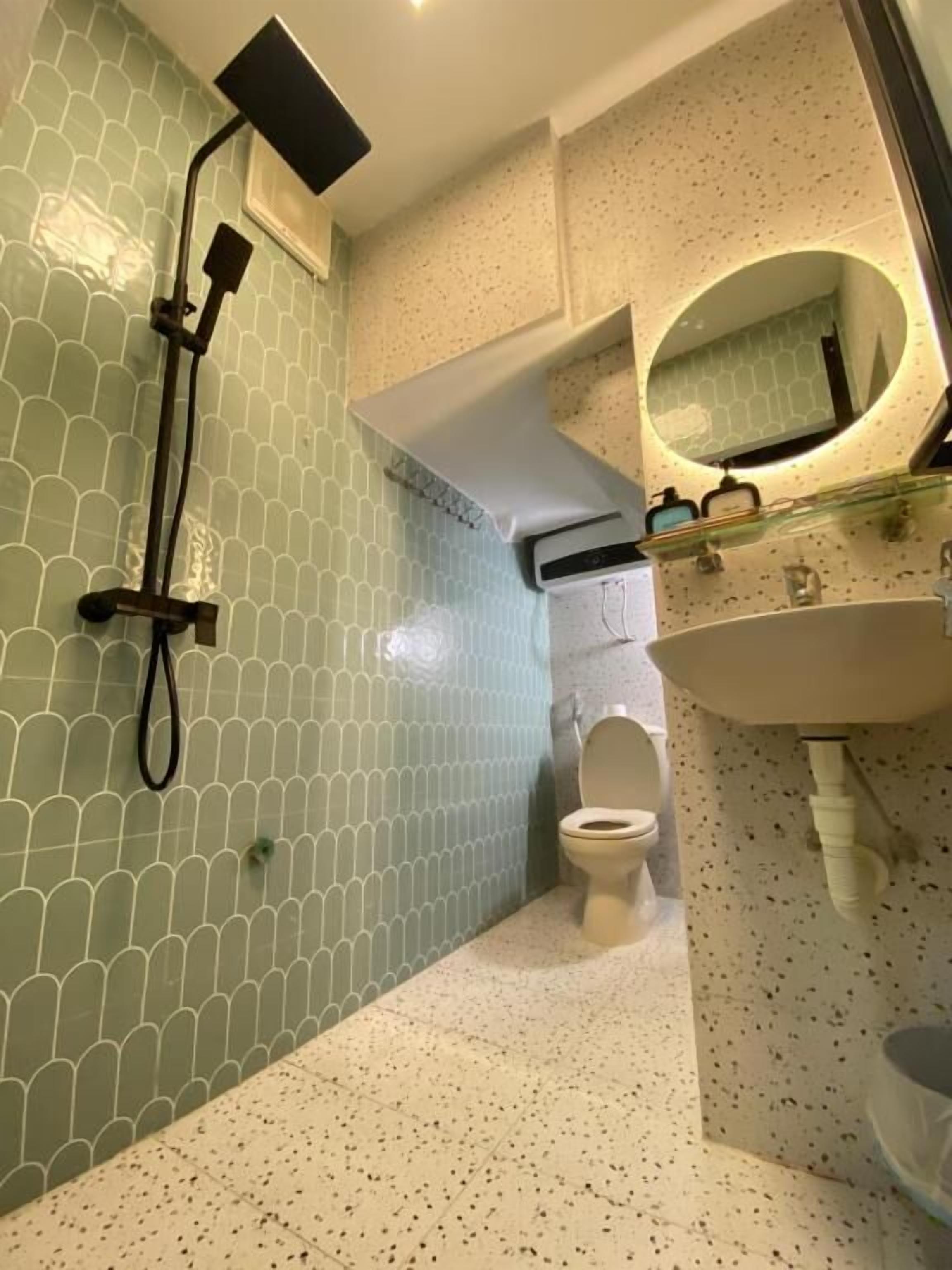 Douche, articles de toilette gratuits, sèche-cheveux, chaussons