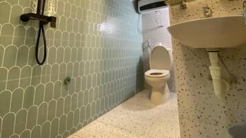 Douche, articles de toilette gratuits, sèche-cheveux, chaussons