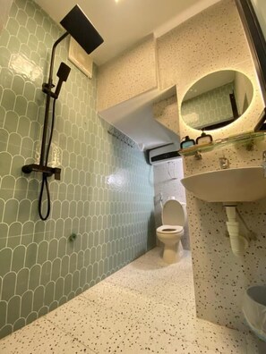 Douche, articles de toilette gratuits, sèche-cheveux, chaussons