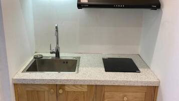 Deluxe studio, uitzicht op de stad | Privékeuken | Een minikoelkast, een microgolfoven, een kookplaat