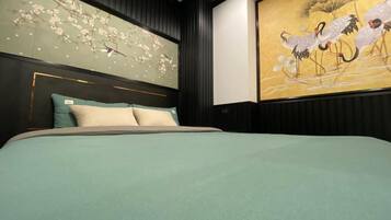 Een bureau, een laptopwerkplek, verduisterende gordijnen