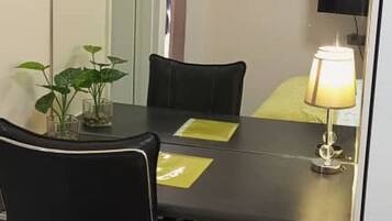 Bügeleisen/Bügelbrett, Internetzugang, Bettwäsche