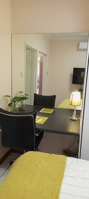 Fer et planche à repasser, accès Internet, draps fournis