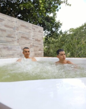 Bañera de hidromasaje al aire libre