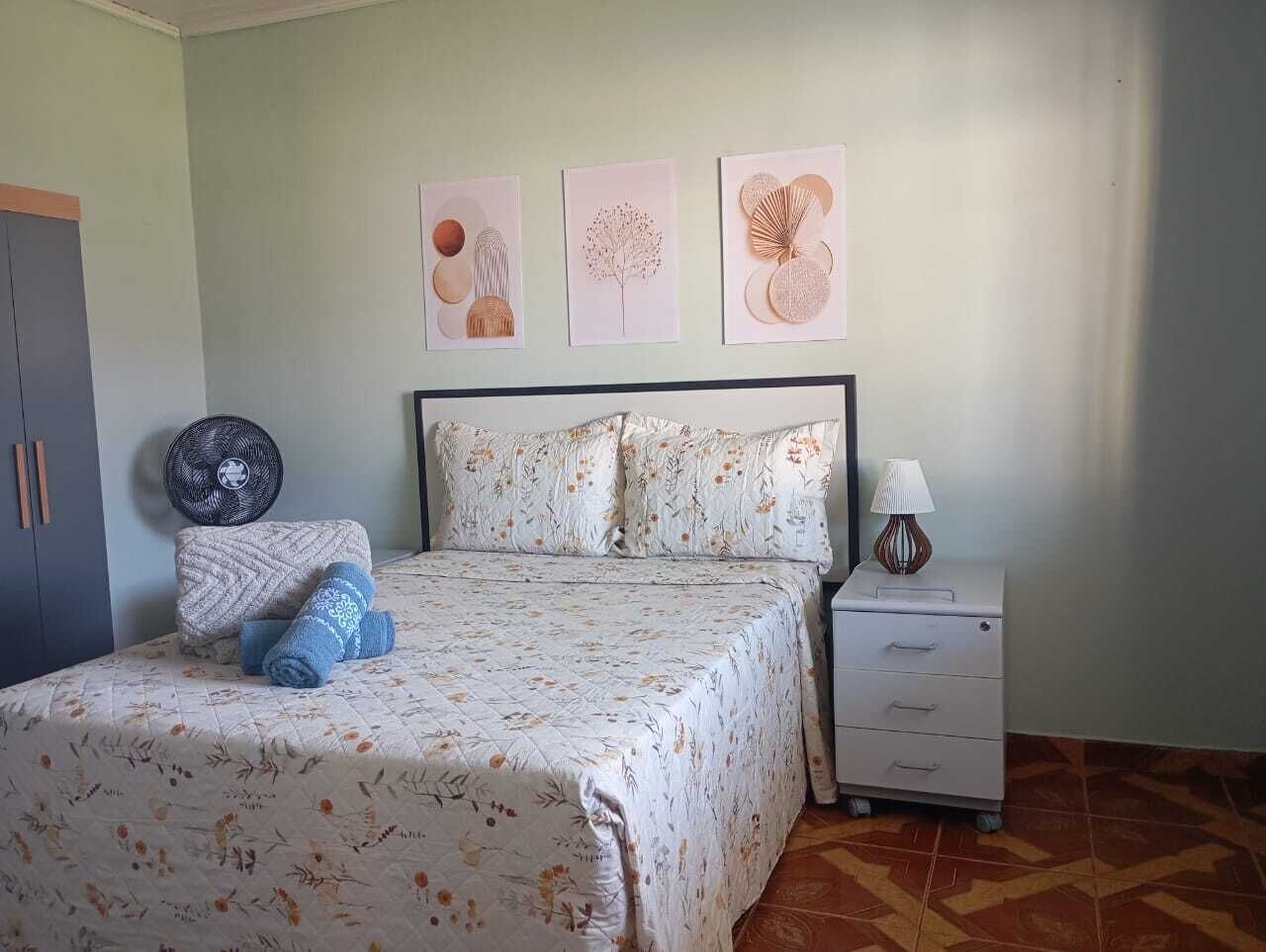 4 bedrooms, iron/ironing board, internet, bed sheets