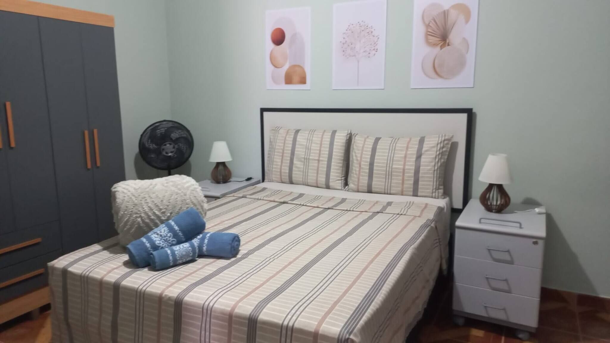 4 habitaciones, tabla de planchar con plancha, internet y ropa de cama 