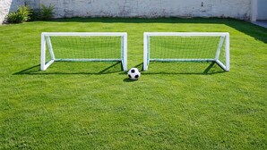 Dos porterías de fútbol en un campo de césped cuidado.