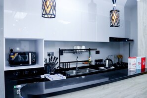 Microwave, coffee/tea maker, toaster, cookware/dishes/utensils - Executive 2-Bedroom Apartment Kilimani (Nairobi)