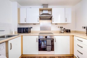 Fridge, microwave, oven, coffee/tea maker - Spacious 2-Bed Apartment in Birmingham (Birmingham)