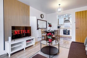 TV - Spacious 2-Bed Apartment in Birmingham (Birmingham)
