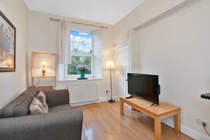 TV - EDINBURGH Charming City View Apartment with Modern Comforts (Edinburgh)