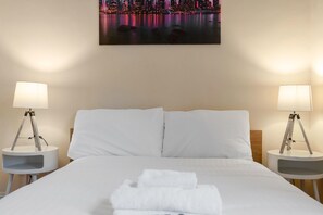 1 bedroom, iron/ironing board, Internet, bed sheets - EDINBURGH Charming City View Apartment with Modern Comforts (Edinburgh)