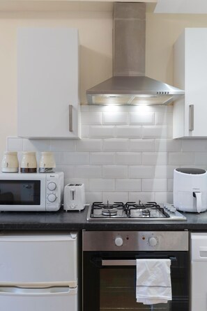 Microwave, stovetop, toaster, cookware/dishes/utensils - EDINBURGH Charming City View Apartment with Modern Comforts (Edinburgh)