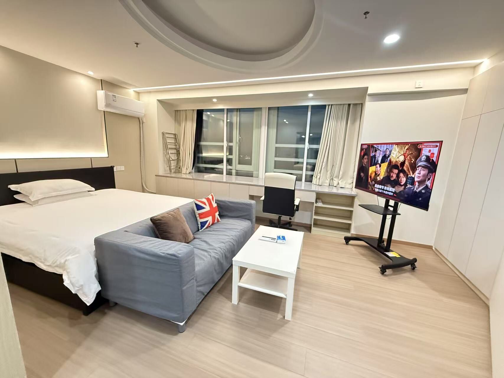 Executive Studio Suite, City View | Desk, laptop workspace, blackout curtains, free WiFi