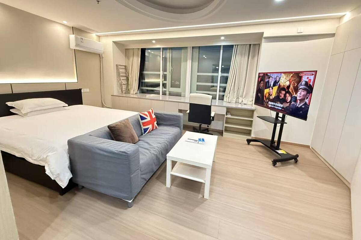 Executive Studio Suite, City View | Desk, laptop workspace, blackout curtains, free WiFi