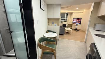 Executive Studio Suite, City View | Interior