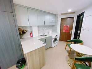 Executive Studio Suite, City View | Private kitchen | Fridge, microwave, stovetop - Shanghai Clivia Junlan Hotel (Shanghai)