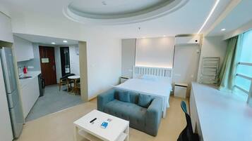 Executive Studio Suite, City View | Living area