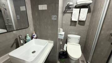Executive Studio Suite, City View | Bathroom | Free toiletries, hair dryer, slippers, towels