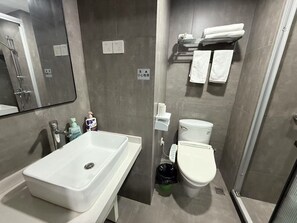Executive Studio Suite, City View | Bathroom | Free toiletries, hair dryer, slippers, towels - Shanghai Clivia Junlan Hotel (Shanghai)