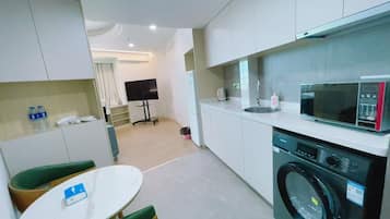 Suite monolocale Executive, vista città | Cucina privata | Frigorifero, microonde, piano cottura, bollitore elettrico