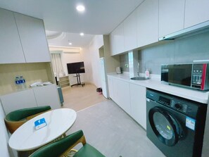 Refrigerador, microondas, placa de cocina, tetera/pava eléctrica