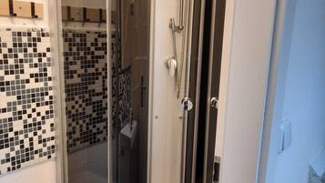 Basic-Apartment | Badezimmer | Dusche, kostenlose Toilettenartikel, Haartrockner, HandtĂŒcher