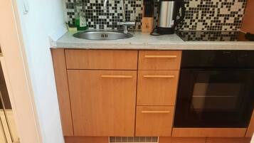 Basic-Apartment | Eigene KĂŒche | Mini-KĂŒhlschrank, Ofen, Herdplatte, Kochgeschirr/Geschirr/Besteck