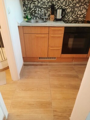 Basic-Apartment | Eigene Küche | Mini-Kühlschrank, Ofen, Herdplatte, Kochgeschirr/Geschirr/Besteck