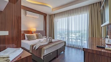 Zimmer, Balkon, eingeschrÀnkter Meerblick