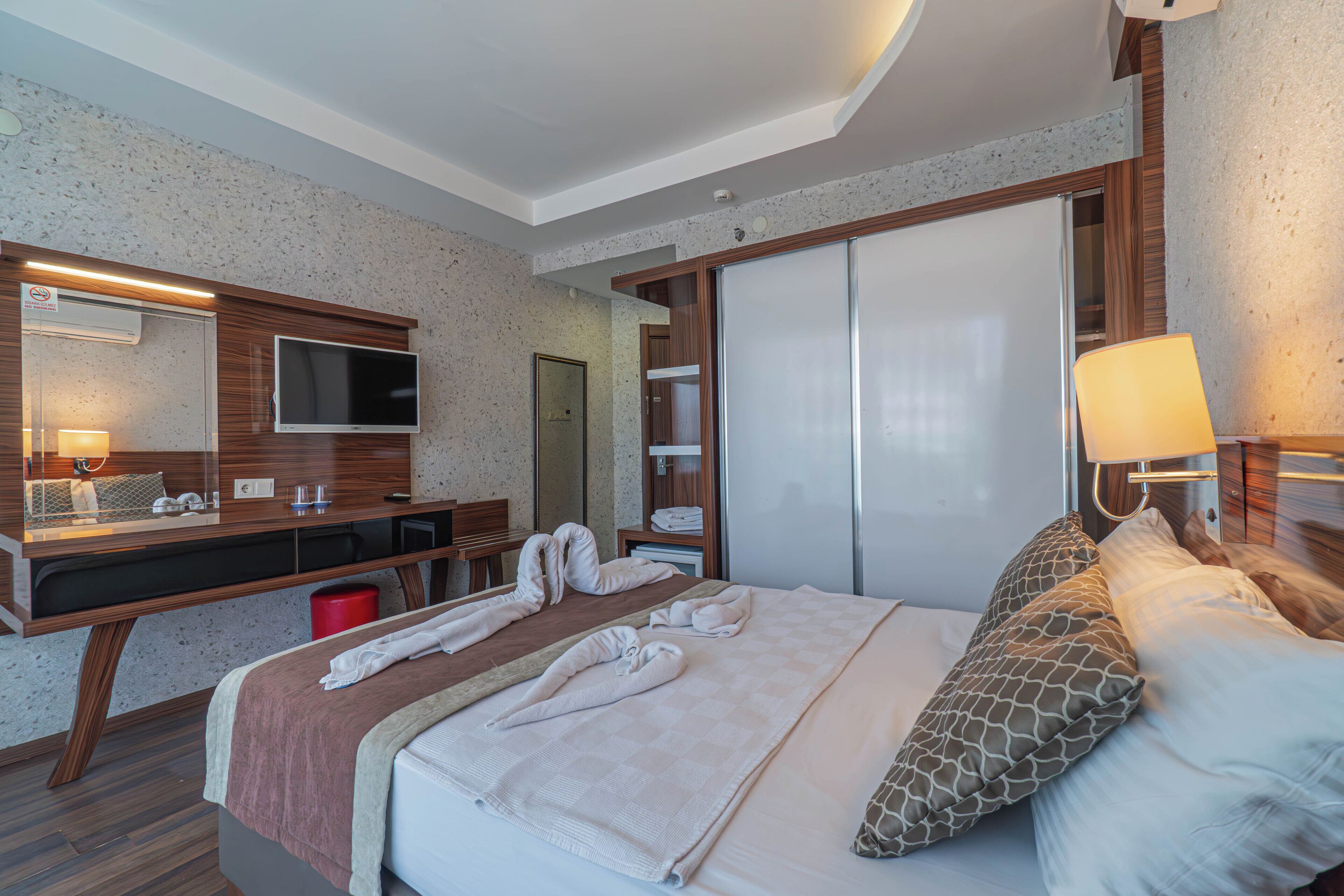 Habitación, balcón, vista parcial al mar | Wifi 